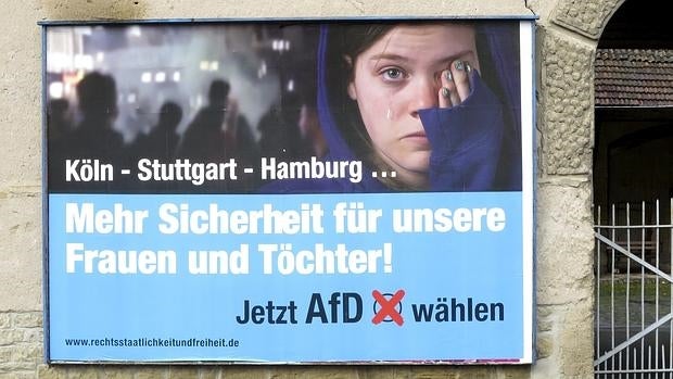 Cartel electoral de Alternativa para Alemania (AfD) colocado en la localidad de Lauterecken (Renania-Palatinado), en el que se lee el eslógan: «¡Colonia, Stuttgart, Hamburgo... más seguridad para nuestras mujeres e hijas!»