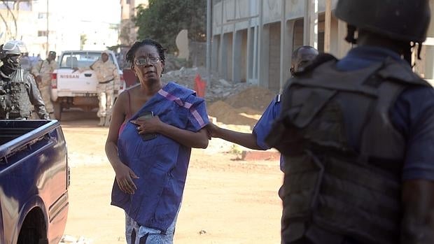 Una rehén abandona el hotel de Bamako en el que Estado Islámico llevó a cabo un ataque el 20 de noviembre de 2015