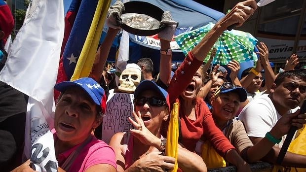 La oposición venezolana ocupa las calles y empieza su campaña para destituir a Maduro