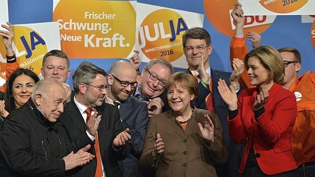 La canciller alemana, Angela Merkel (c), y la conservadora Julia Klöckner (d), vicepresidenta del partido de Merkel y candidata a los comicios, durante un acto electoral de la Unión Cristianodemócrata (CDU) en Tréveris (Renania-Palatinado)