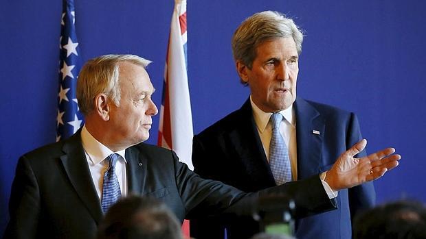 Jean-Marc Ayrault junto a John Kerry