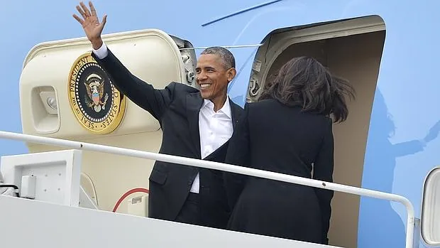 El matrimonio Obama, poco antes de despegar de la base de Andrews rumbo a Cuba