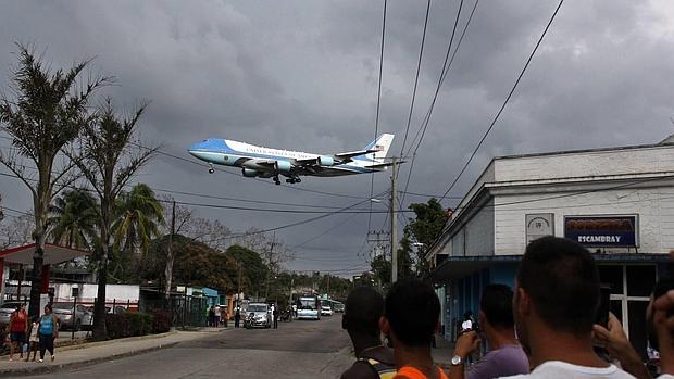 El Air Force One sobrevuela un barrio de La Habana minutos antes de aterrizar