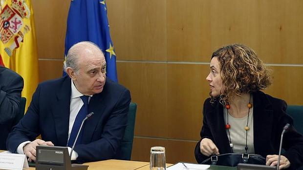 Fernández Díaz, junto a la representante del PSOE, Meritxell Batet, durante la reunión de hoy