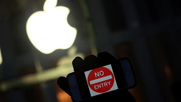 IPhone emulando la postura de Apple frente al teléfono que no quiere desbloquear