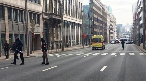 Policías belgas junto a la estación de metro donde se ha producido la explosión