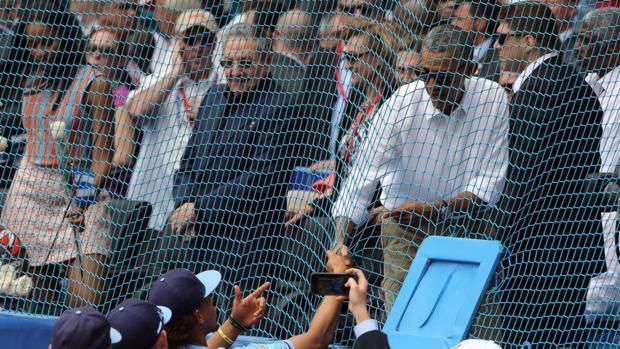 El presidente de Estados Unidos, Barack Obama (d), saluda a los jugadores junto al mandatario cubano, Raúl Castro (i), antes del inicio del juego de béisbol entre el equipo de Cuba y los Rayos de Tampa Bay