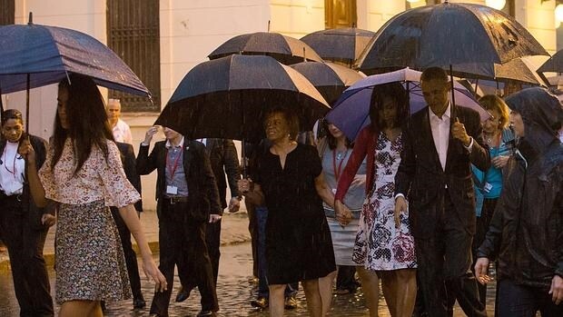 Los Obama, durante su paseo bajo la lluvia por La Habana