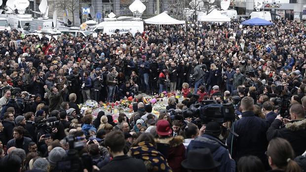 Bruselas rinde homenaje a las víctimas de los atentados