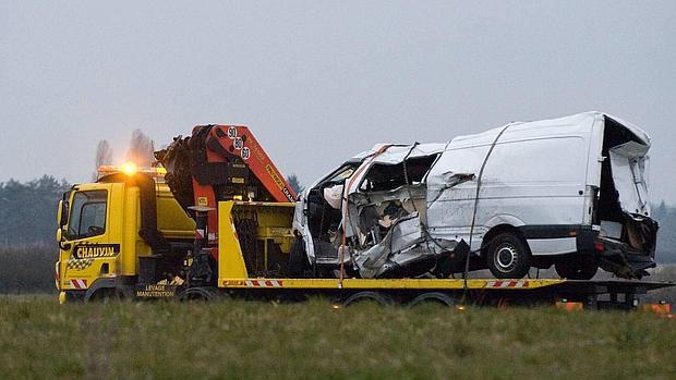 El minibús después de su choque con el camión en Francia