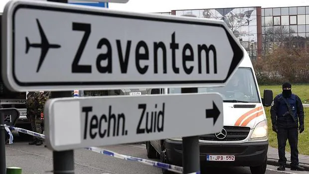 Una señal indica el camino hacia el aeropuerto bruselense de Zaventem