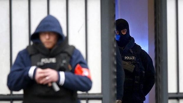 Varios policías vigilan a las puertas del tribunal donde Salah Abdeslam compareció en Bruselas la semana pasada