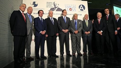 Mariano Rajoy y Mario Vargas Llosa con varios expresidentes participantes en el seminario