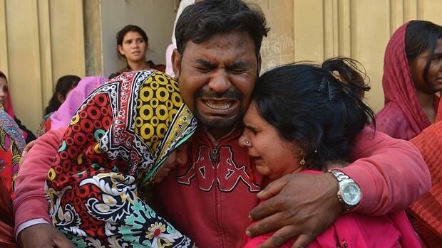 Familiares de víctimas del atentado en Lahore, Pakistán
