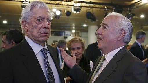 Mario Vargas Llosa con Andrés Pastrana, este martes en Casa de América