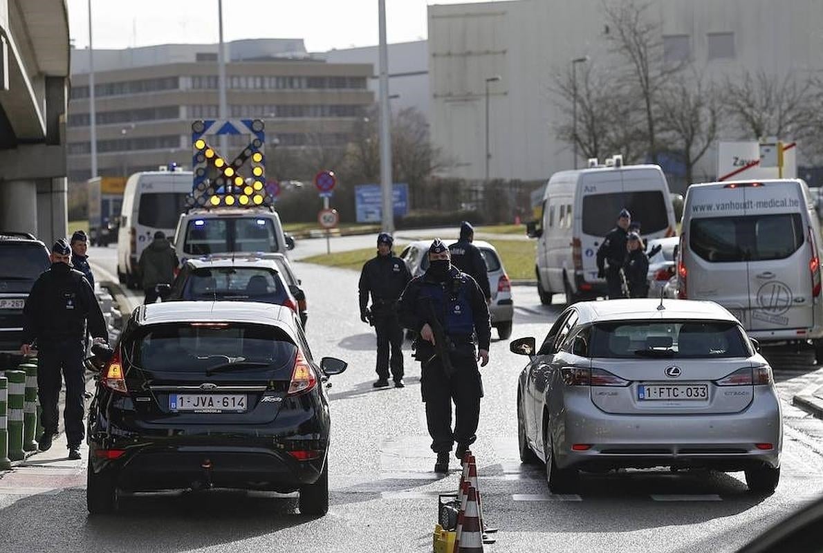 La Policía revisa vehículos en el acceso al aeropuerto de Zaventem