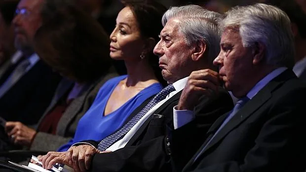 Isabel Preysler, Mario Vargas Llosa y Felipe González, este martes en la Casa de América