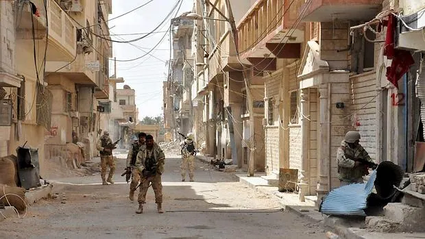 Soldados fieles a Al Assad patrullan por las calles de Palmira tras reconquistarla