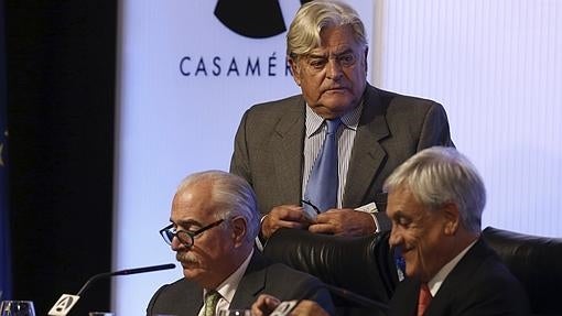 Los expresidentes Luis Alberto Lacalle (Uruguay, de pie), Andrés Pastrana (Colombia, a la izq.) y Sebastián Piñera (Chile), en el seminario «Mario Vargas Llosa: cultura, ideas y libertad»