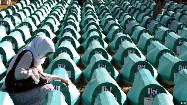 Una mujer llora sobre el ataud de un familiar asesinado en la matanza de Srebrenica., de la que se cumplieron 20 añños el pasado mes de julio