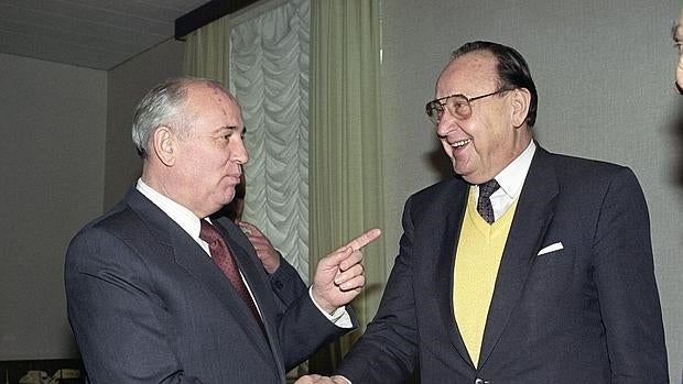 El expresidente de la Unión Soviética Mijaíl Gorbachov (i) durante su reunión con el exministro alemán de Exteriores Hans-Dietrich Genscher, en febrero de 1993