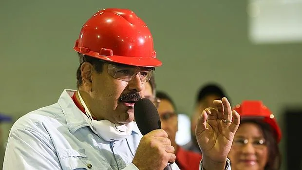 Nicolás Maduro (i), mientras pronuncia un discurso en un acto de Gobierno