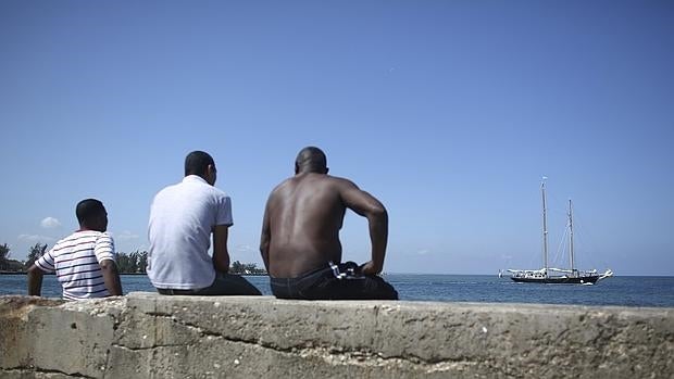 Un grupo de cubanos sigue el encuentro de yates entre la isla y EE.UU., desde el malecón de La Habana