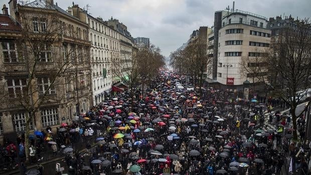 Numerosas personas participan en una manifestación en París, Francia