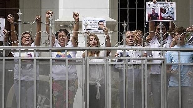 Un grupo de familiares de presos políticos venezolanos se encadenó el lunes frente a la sede de la Nunciatura Apostólica en Caracas, en apoyo a la Ley de Amnistía aprobada la semana pasada por la mayoría opositora