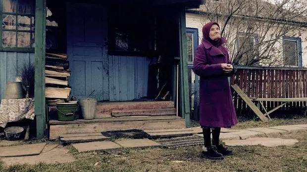 A sus 87 años, María Shovkuta vive sola en su casa cercana a la central de Chernóbil