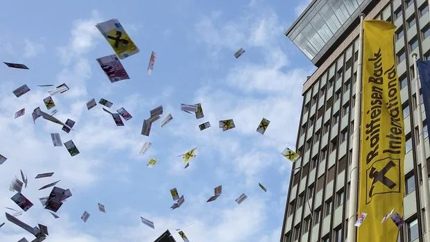 Decenas de personas lanzan billetes falsos al aire en Viena para protestar contra el blanqueo de capitales
