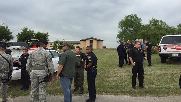 Agentes y militares en las inmediaciones de la base aérea de Lackland tras el tiroteo