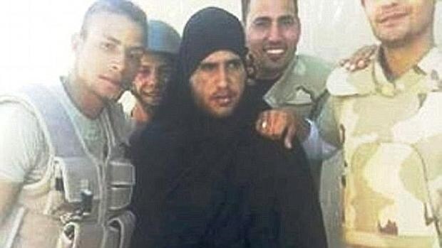 Una imagen publicada en la cuenta de Twitter Jihad Threat Monitor muestra al terrorista ya capturado junto a soldados egipcios sonriendo a su alrededor