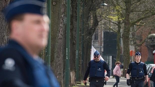 Policías belgas en el barrio de Etterbeck Bruselas, en busca de los terroristas que mataron a 31 personas en los atentados del 22 de marzo