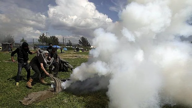 La policía repele a los refugiados que quieren pasar la frontera con gases lacrimóngenos