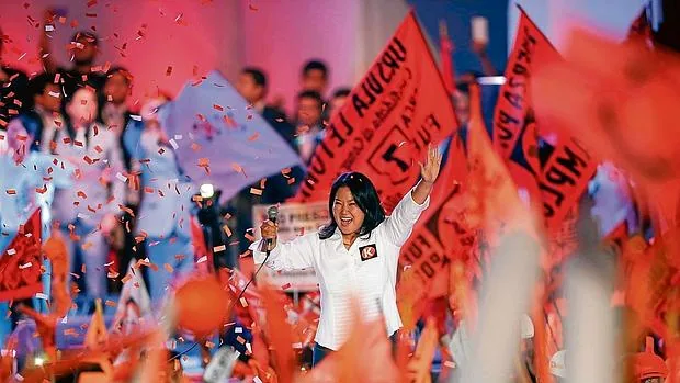 Keiko Fujimori saluda a sus seguidores en el mitin de cierre de campaña celebrado en Lima