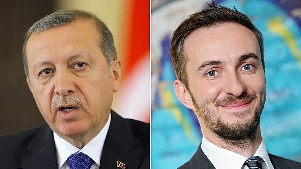 El presidente Erdogan y a la derecha el cómico alemán Jan Bohmermann