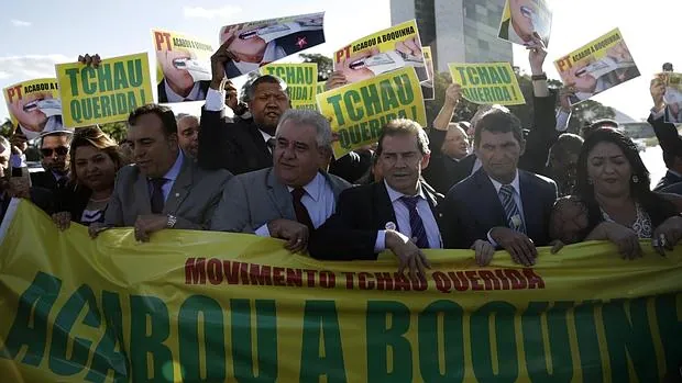 Diputados y activistas protestan contra la presidenta Dilma Rousseff, con carteles en los que se lee «Chao querida», este martes frente el Palacio del Planalto, en Brasilia