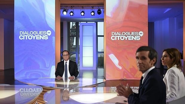 El presidente Hollande entrevistado en la TV estatal