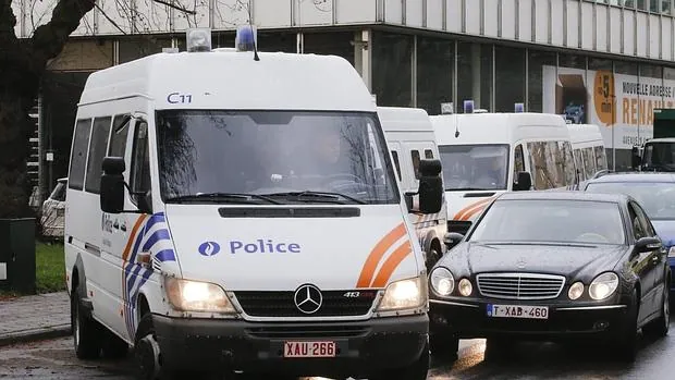 Policías y ambulancias en el aeropuerto de Bruselas