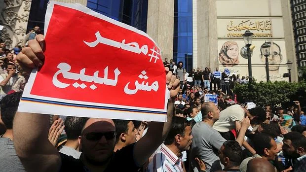 Una pancarta de la protesta dice «Egipto no está en venta»