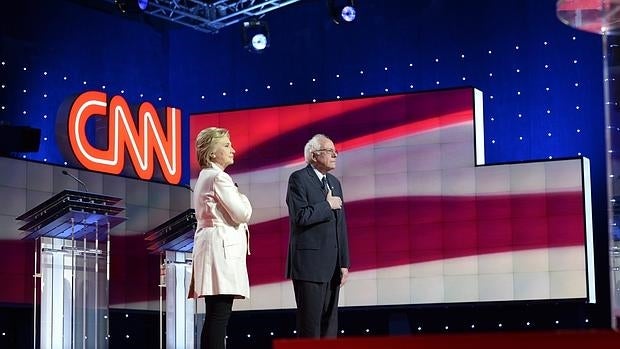 Los precandidatos demócratas Hillary Clinton (i) y Bernie Sanders participan en un debate televisado