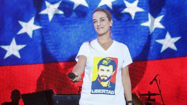 La esposa del líder opositor venezolano Leopoldo López, Lilian Tintori, participa en una marcha denominada «Un grito por la libertad»