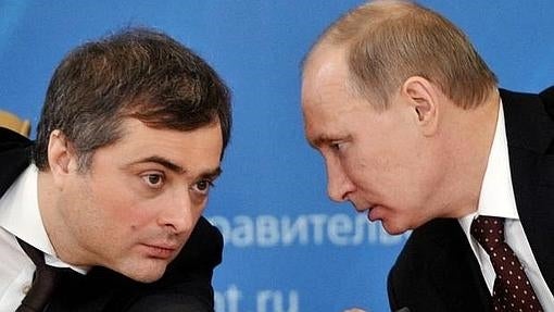 Vladislav Surkov escucha a Vladimir Putini