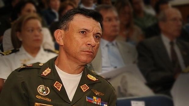 El secretario de los consejos de Defensa y de Estado apoya forzar la renuncia de Maduro