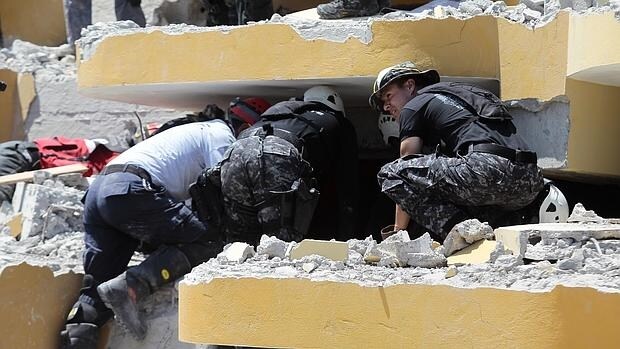 Bomberos ecuatorianos y colombianos buscan supervivientes entre los escombros en Pedernales
