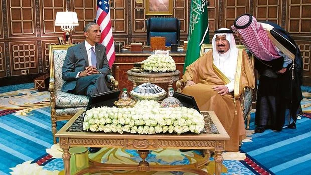 Obama con el monarca saudí, Salman, en el palacio real de Riad