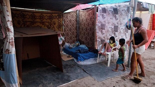 Una familia adecúa un refugio temporal en Ecuador