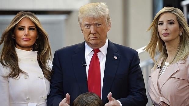 Trump, con su esposa, a la izquierda, y su hija, en un programa de TV en Nueva York