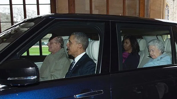 La Reina Isabel II y Michelle y Barack Obama llegan al castillo de Windsor este viernes en un coche conducido por el Príncipe Felipe